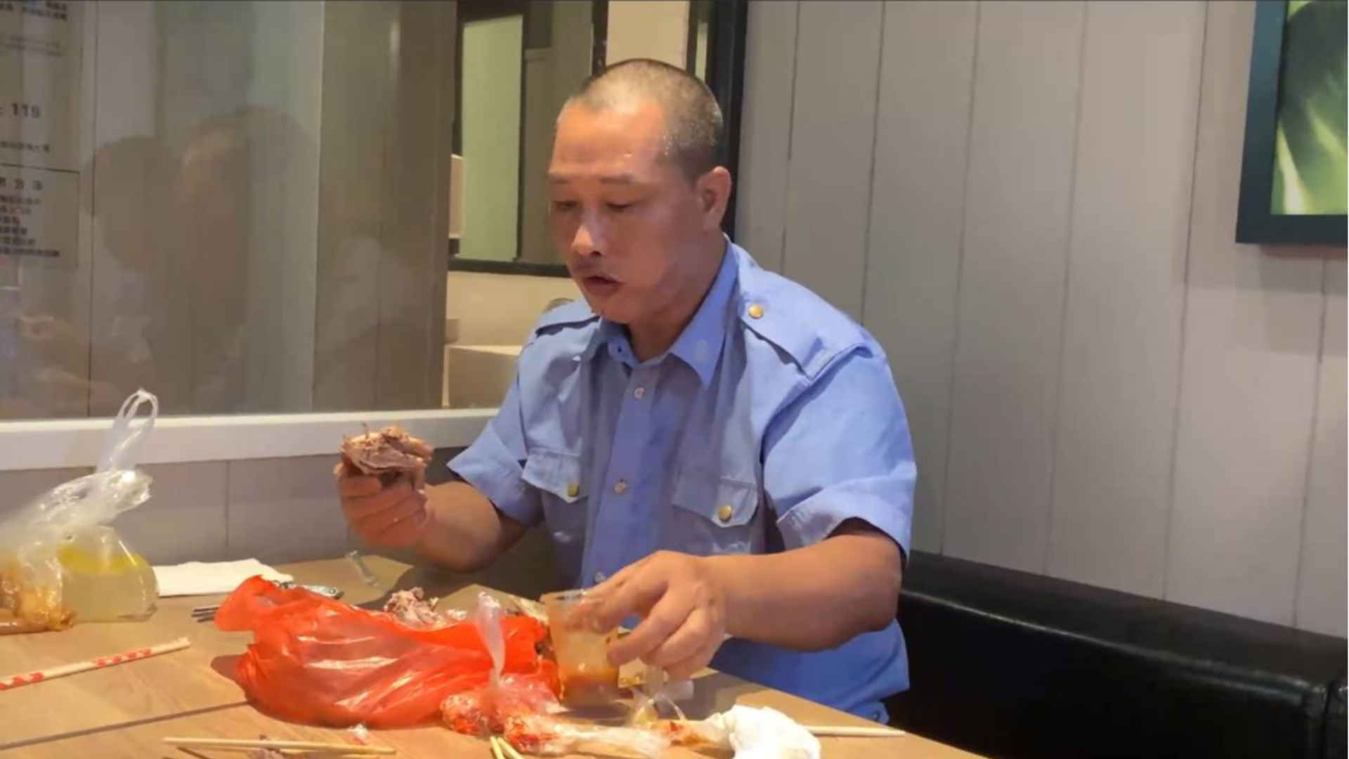 湛江老哥真生猛,竟然在KFC吃狗肉